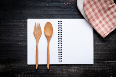 metin Not kopya sapce ile ahşap yüzeyde için boş defter