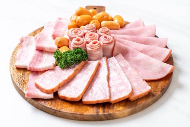 pastırma, sosis, jambon füme ve Barbekü domuz pastırması