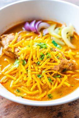 Tayland Kuzey tarzı Curried tavuk şehriye çorbası 