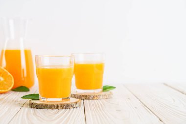 Ahşap arka plan üzerinde taze portakal suyu