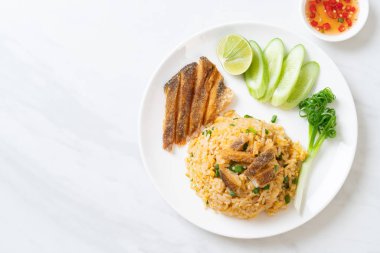 Gevrek gurami balığı kızarmış pilav