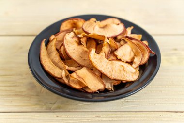 Ev yapımı kurutulmuş organik elma dilimli