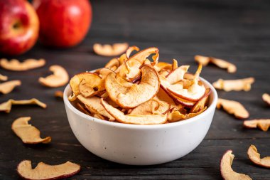 Ev yapımı kurutulmuş organik elma dilimli