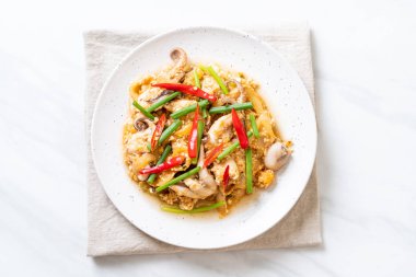 Tavada kızartılmış kalamar ve ahtapot tuzlu yumurta ile