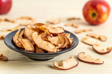 Ev yapımı kurutulmuş organik elma dilimli