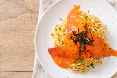 füme somon ve karides yumurta spagetti