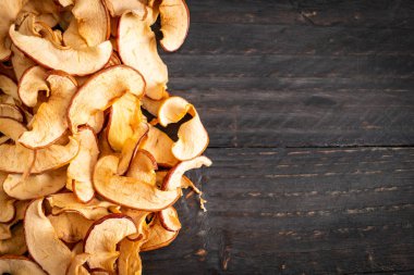 Ev yapımı kurutulmuş organik elma dilimli