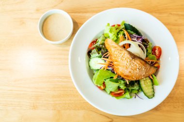 Kızarmış somon salata