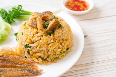 Gevrek gurami balığı kızarmış pilav