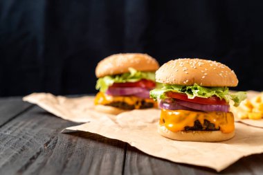 taze lezzetli biftek burger peynir ve patates kızartması