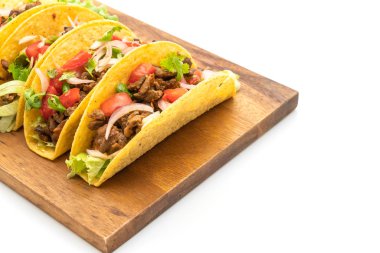et ve beyaz arka plan üzerinde izole sebze ile tacos