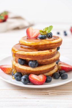 taze yaban mersini, taze çilek ve bal ile gözleme