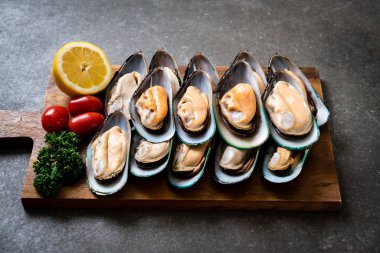 Ahşap tahta üzerinde taze midye