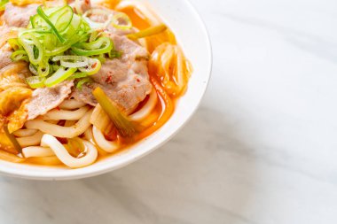 Udon ramen noodle ile domuz eti ve kimchi 