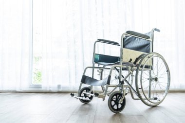 Boş tekerlekli sandalye bir odada. 