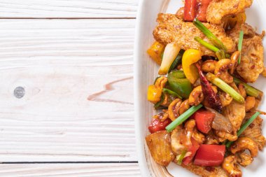 Cevizli kızarmış tavuk. 