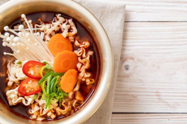 Altın tencerede Kore anlık erişte 