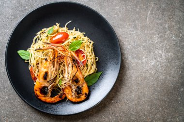 ızgara karides ve domates ile tavada kızartılmış spagetti