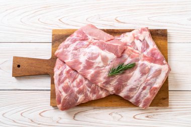 Taze çiğ domuz kaburgası. 