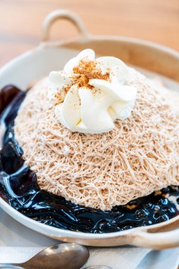 süt çay buz tıraş siyah kabarcık ve siyah çim jöle ile