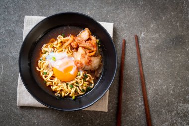 Kimchi ve yumurta ile Kore anlık erişte