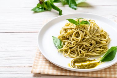 Spagetti pesto sos, zeytin yağı ve fesleğen yaprakları ile.