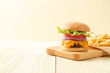 taze lezzetli biftek burger peynir ve patates kızartması