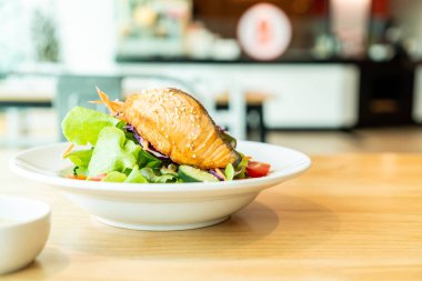 Kızarmış somon salata