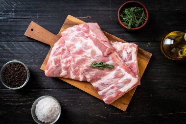 Taze çiğ domuz kaburgası. 