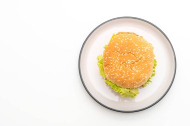 Beyaz arka plan üzerinde izole kızarmış tavuk burger