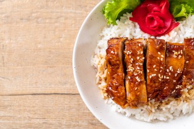 tepesinde pirinç teriyaki soslu ızgara tavuk