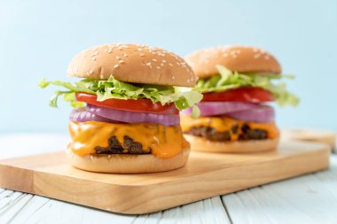 taze lezzetli biftek burger peynir ve patates kızartması