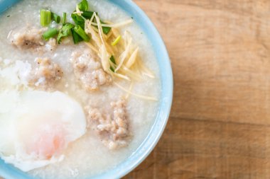 kase kıyılmış domuz eti ile pirinç çorbası 