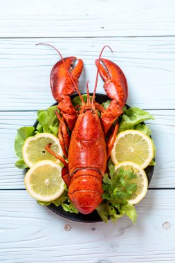 haşlanmış ıstakoz sebze ve limon ile