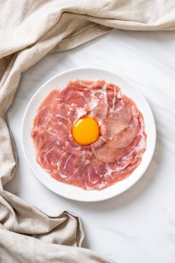 taze dilimlenmiş domuz yumurta ile ham