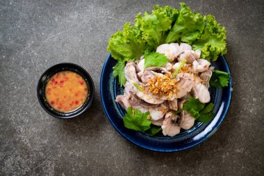 Haşlanmış balık dip sos ile