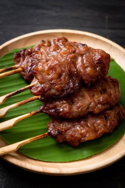 saptırılmış süt domuz beyaz yapışkan pirinç ile ızgara