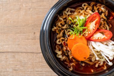 siyah kase Kore anlık erişte