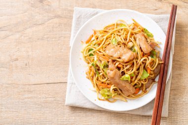 tavada kızartılmış yakisoba noodle domuz eti ile