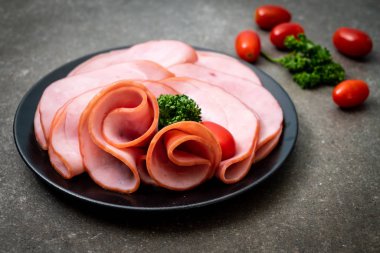 dilimlenmiş jambon füme