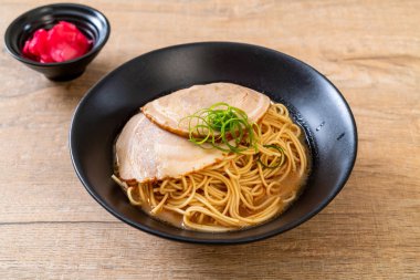 chaashu domuz eti ile TONKOTSU ramen erişte