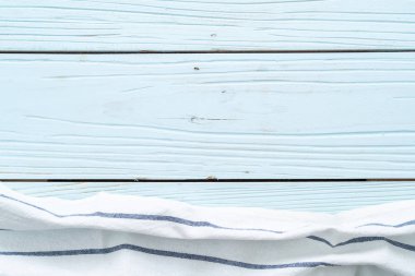 mutfak bezi (peçete) mavi ahşap zemin üzerine