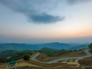 Katman dağ ve yol ile güzel günbatımı gökyüzü