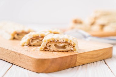 beyaz çikolata karamel ve gevrek gevrek bar ile