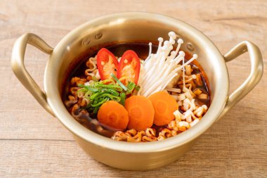 Altın tencerede Kore anlık erişte 