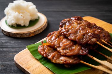 saptırılmış süt domuz beyaz yapışkan pirinç ile ızgara