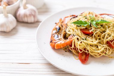 ızgara karides ve domates ile tavada kızartılmış spagetti