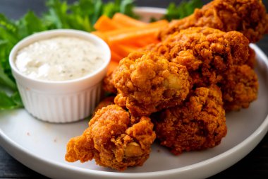 Kızarmış baharatlı tavuk kanadı