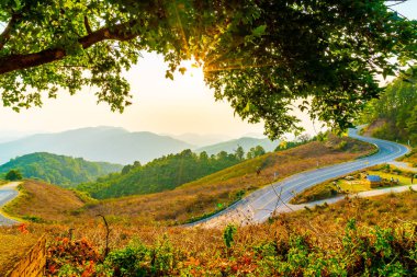 Katman dağ ve yol ile güzel günbatımı gökyüzü