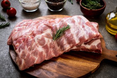 Taze çiğ domuz kaburgası. 